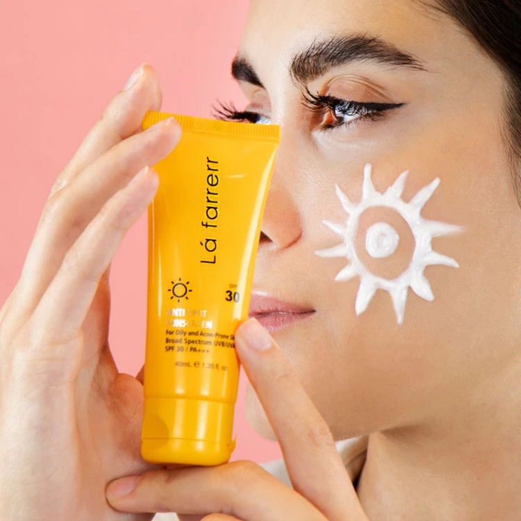 کرم ضد آفتاب بیرنگ لافارر، SPF 30، مناسب پوست چرب و آکنهدار و حجم 40 میلیلیتر، محافظت کننده در برابر اشعه UVA و UVB با PA+++، تنظیم ترشح چربی پوست، ضد جوش و آکنه، ضد لک با ماندگاری 2 ساعته